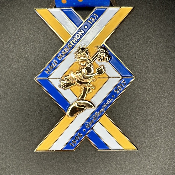 Disney Run 2017 2 medals Half Marathon 13.1 Donald Duck 20th Anniversary - Picture 5 of 5